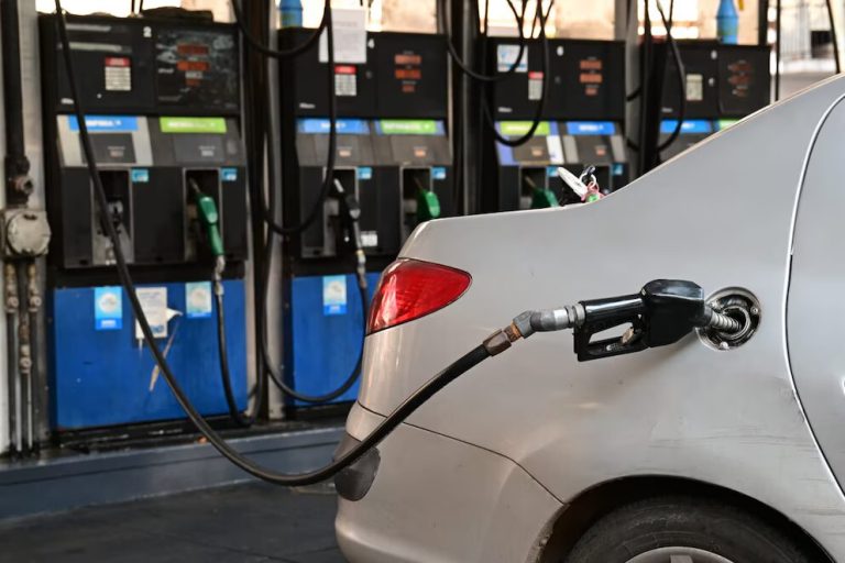 Aumentan los impuestos a los combustibles que se trasladan a los surtidores: cuánto saldrá la nafta