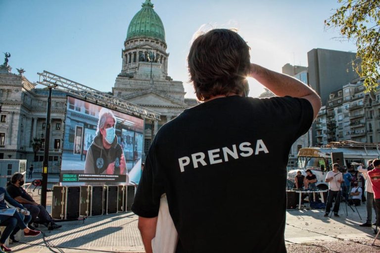 El Gobierno anunció un 2025 sin pauta oficial para medios mientras sostiene el gasto en publicidad por otras vías