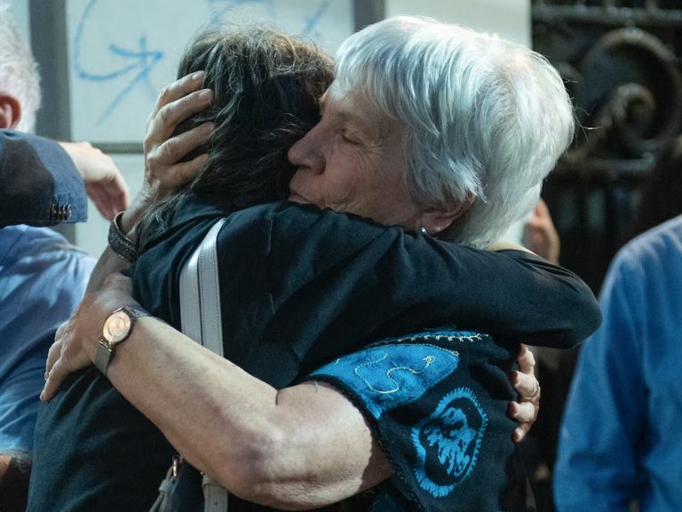 Tristeza, palabras y abrazos en la despedida a Beatriz Sarlo