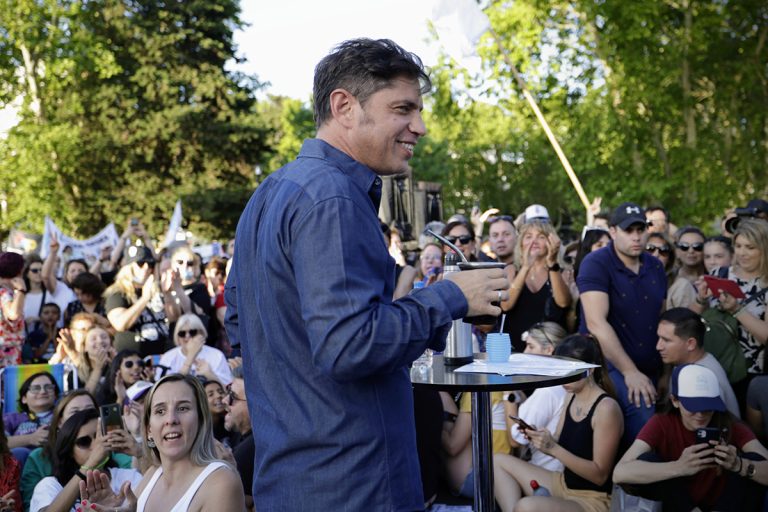 En plena tensión con CFK, Kicillof vuelve a las «mateadas» y el cara a cara con los vecinos