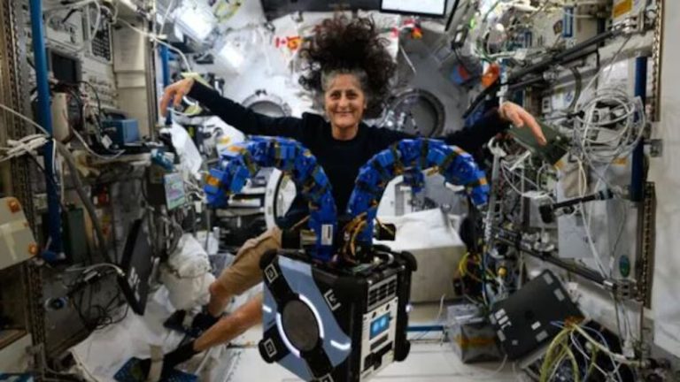 La astronauta varada en la Estación Espacial Internacional pone a prueba un robot clave para futuras misiones