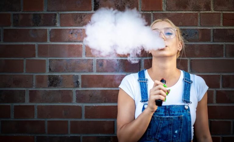 Cuál es el mejor método para que los jóvenes dejen el vapeo, que puede ser tan nocivo como el cigarrillo