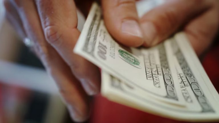 El Gobierno confirmó que todos los precios de bienes y servicios podrán mostrarse en dólares: la medida regirá desde mañana