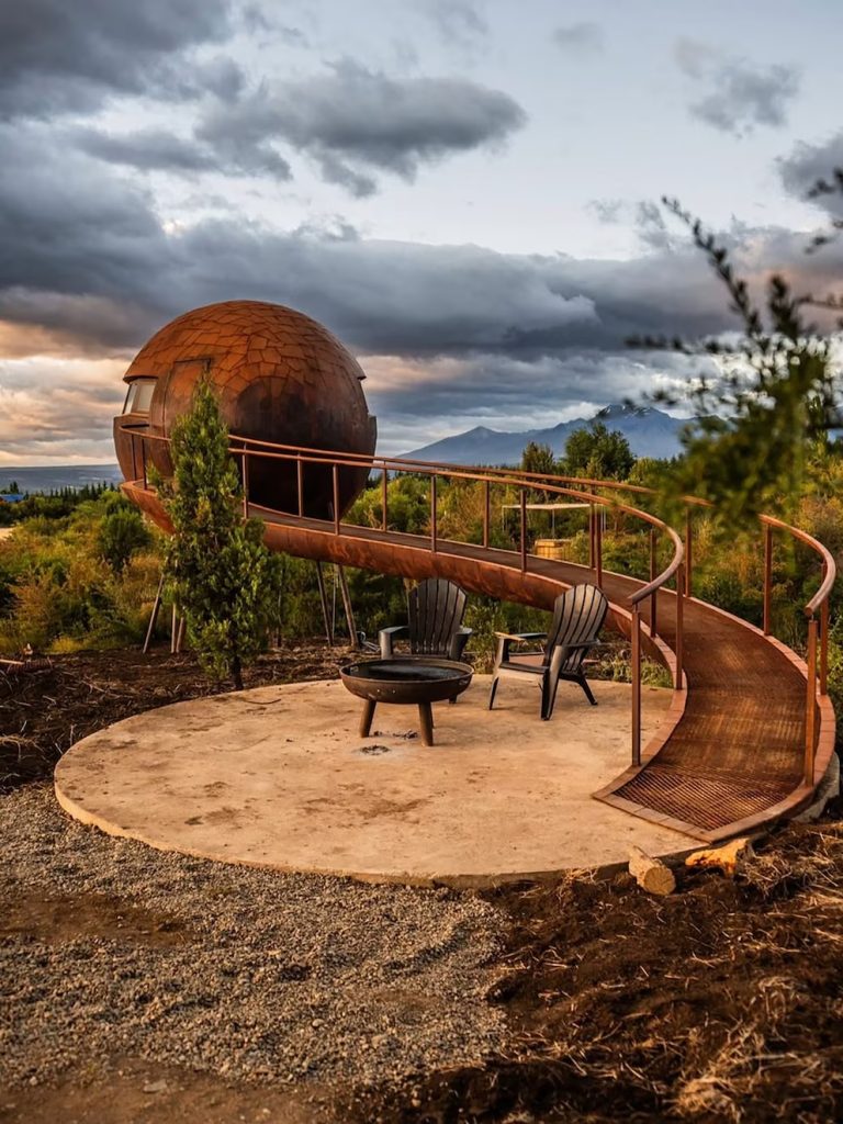 Ganó 100 mil dólares en un concurso de alojamientos excéntricos y creó su proyecto en la Patagonia: la curiosa “habitación huevo”