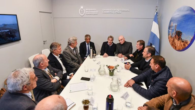 Con las retenciones en la agenda, Luis Caputo recibirá a la Mesa de Enlace luego de la gira presidencial