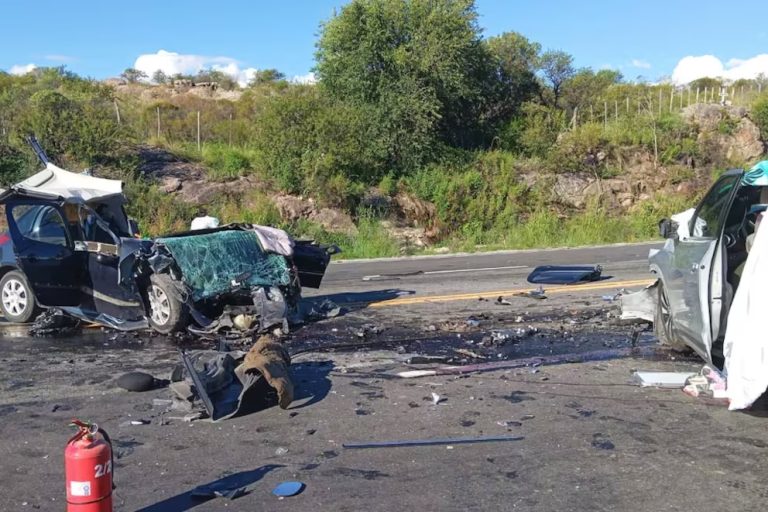 Violento choque frontal en Córdoba: cuatro muertos y un bebé de un año herido