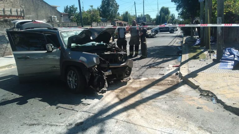 Dos policías murieron durante una persecución en Quilmes tras chocar con una camioneta