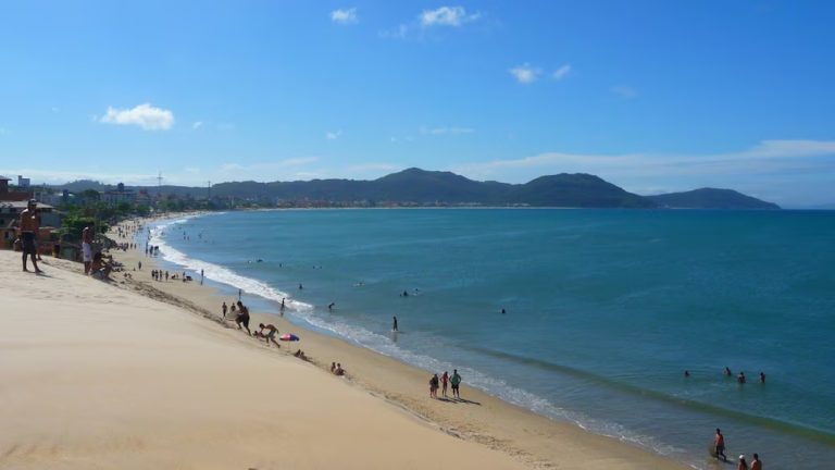 Una argentina denunció que su hija de 7 años fue acosada en un balneario de Brasil: un empleado la filmó en el baño