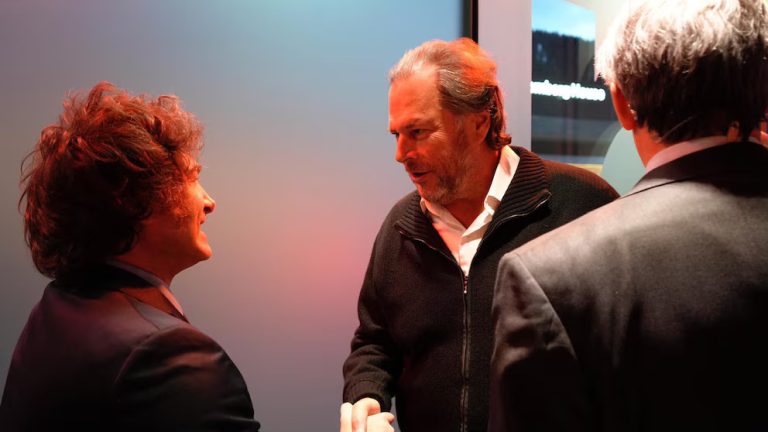 Foro de Davos: el CEO de una multinacional de IA le anticipó a Milei que invertirá USD 500 millones en la Argentina