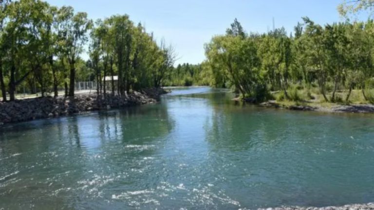 Hallaron el cuerpo sin vida de un hombre en el río Limay y buscan determinar el motivo de su muerte