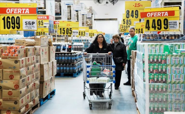 “Dejar de correr detrás del dólar”: distribuidores e hipermercados mayoristas denunciaron que la carga fiscal explica el 49% del precio final de los productos