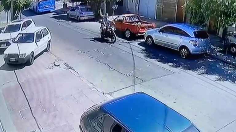 Violento robo en San Justo: motochorros balearon un colectivo, mataron a una pasajera e hirieron a su hija