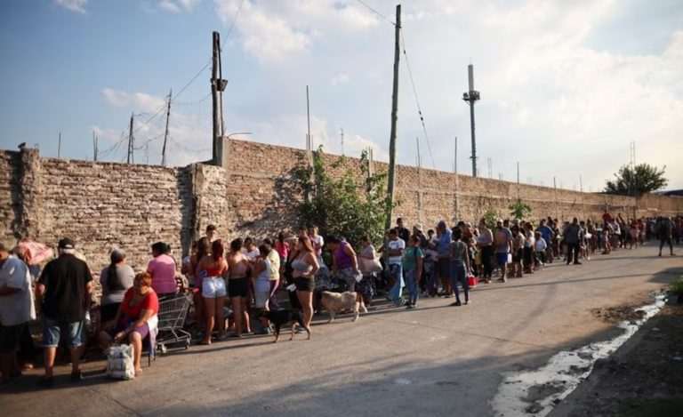 Pobreza: un informe oficial asegura que el 61% de la población tiene problemas de ingresos, vivienda, salud o educación