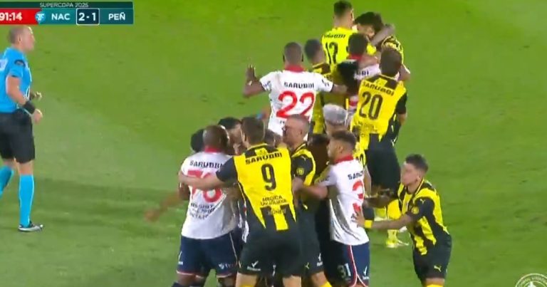 La gresca en el final de Nacional-Peñarol que terminó con revisión del VAR y cuatro expulsados