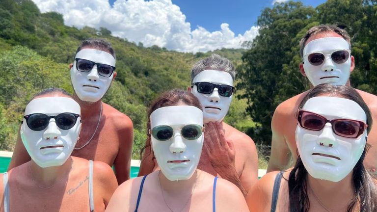 La intimidad del campamento de solteros que es un Tinder real: juegos con cartas eróticas, pileta y fiesta con DJ