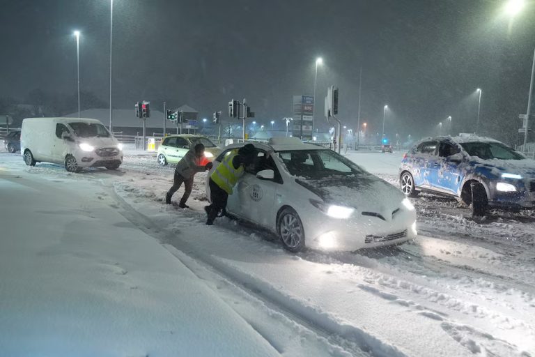 Fuertes nevadas causaron interrupciones generalizadas en todo el Reino Unido