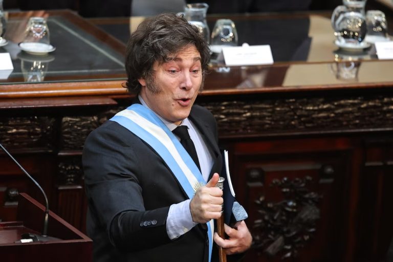 Milei consiguió anclar las expectativas de inflación y el éxito dependerá de lo que suceda con el dólar