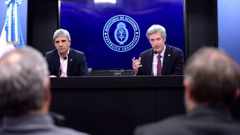 Los analistas del mercado esperan que en febrero ya se reduzca el ajuste del dólar oficial a menos del 2% mensual