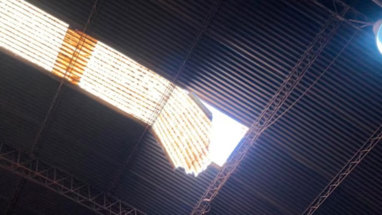 Tragedia en Córdoba: un hombre instalaba paneles solares en un tinglado, cayó de 15 metros y murió