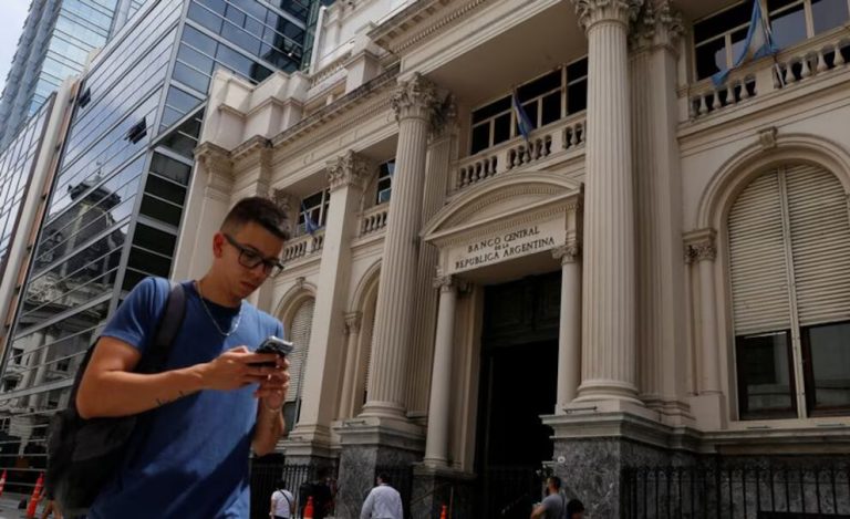 El Gobierno blindó los pagos de deuda de 2025 aunque la baja del riesgo país abre la puerta para refinanciarlos