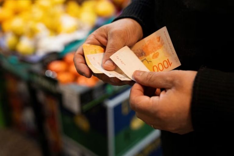 Mientras el Gobierno espera el IPC de diciembre para tomar nuevas medidas, la inflación en enero vuelve a desacelerarse