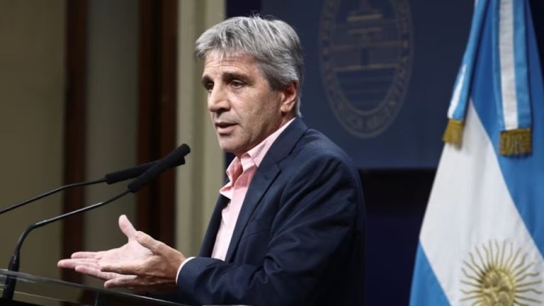 Caputo redobló la presión sobre los intendentes por las tasas municipales y pidió a los gobernadores que tomen medidas