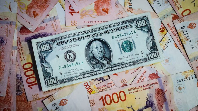 Milei defiende el dólar actual: lo comparó con la Convertibilidad y volvió a negar que exista atraso cambiario
