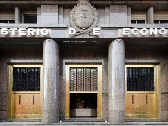 Luis Caputo lanza licitación con bono a tasa fija a 2027 y abre un nuevo canje para patear vencimientos