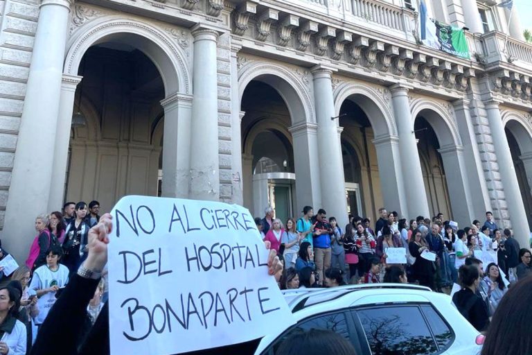 Despidos masivos en el Bonaparte: “Es un segundo round en el intento por cerrar el hospital”