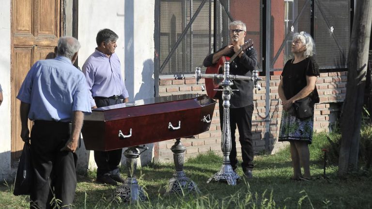 El triste último adiós a Paloma Gallardo: velaron sus restos en la vereda, frente al templo de sus padres