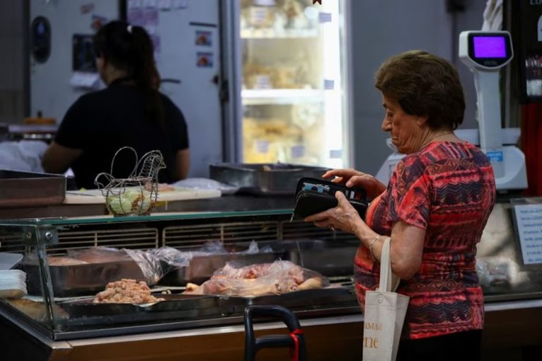 Salarios: según el Gobierno, en los últimos tres meses cayó el poder de compra a pesar de la menor inflación