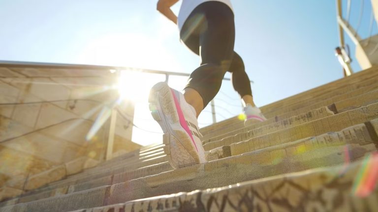 Subir escaleras reduce el riesgo cardiovascular y mejora la salud integral
