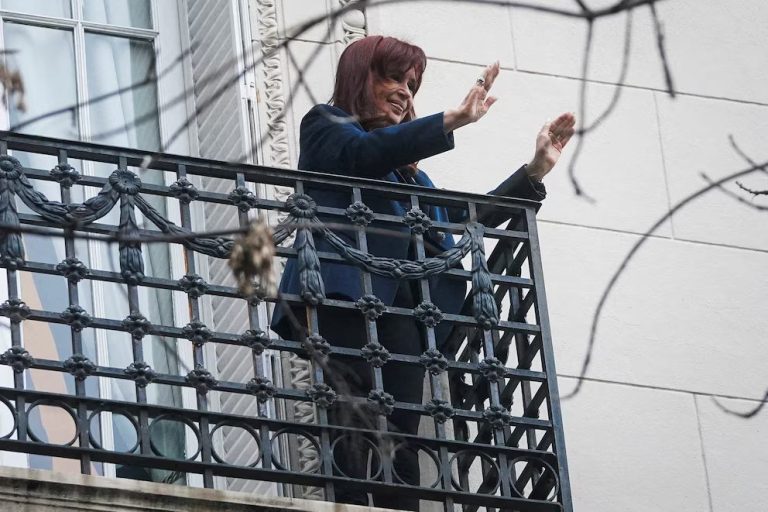 El Tribunal Oral recibió 700 mails con pedidos para visitar a CFK en su prisión domiciliaria