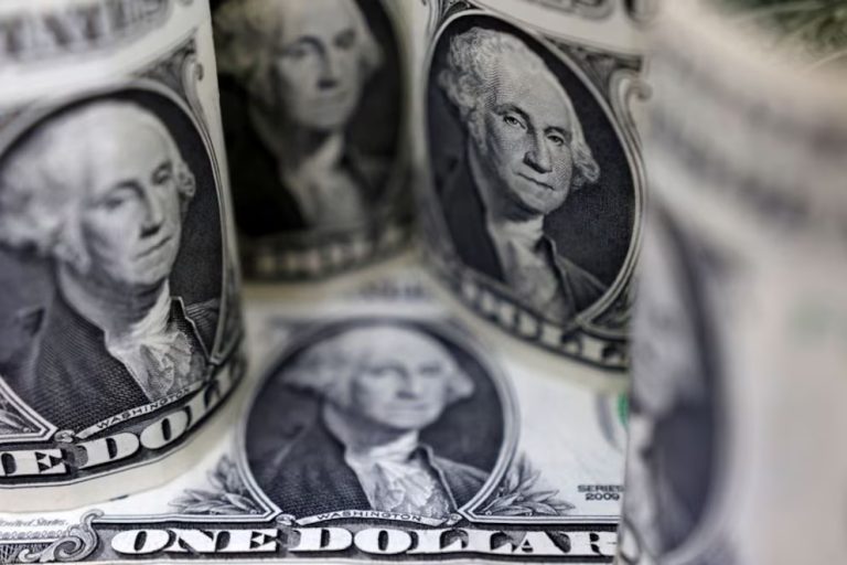 La semana más corta del año empujó la caída del dólar pero también bajaron los bonos y las acciones