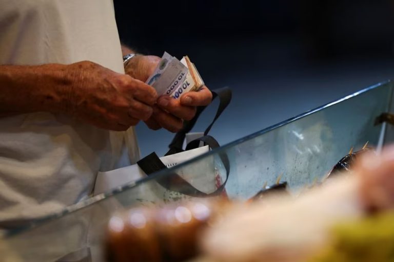 Estrés económico: el 50% de los argentinos percibe que no llega a fin de mes ni puede ahorrar, aun en sectores medios y altos