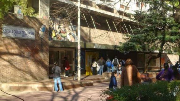 Salvaje ataque en La Boca: una mujer le clavó una lapicera al director de la escuela a la que asiste su hijo