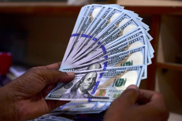 El dólar blue cerró la semana a $1.300: las cinco razones que explicaron la suba