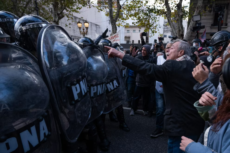 Senadores kirchneristas pidieron a Victoria Villarruel que no deje usar los baños del Congreso a los policías que trabajan en los operativos
