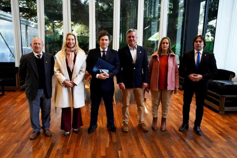 La Casa Rosada define si va a una cumbre de gobernadores en La Rural para dar una señal de acercamiento