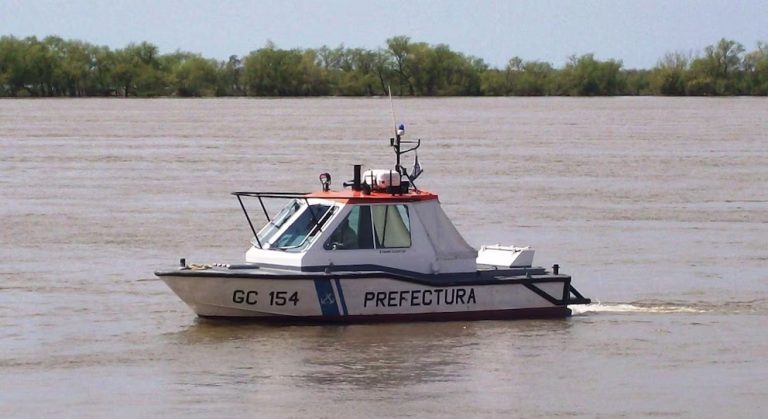 Buscan a un joven que cayó al río Paraná mientras pescaba con su padre en Rosario