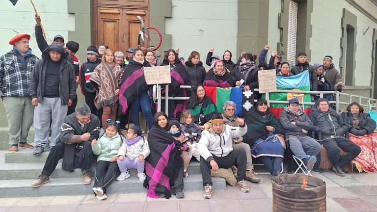 Mapuches de Neuquén se encadenaron frente a la sede de la gobernación provincial