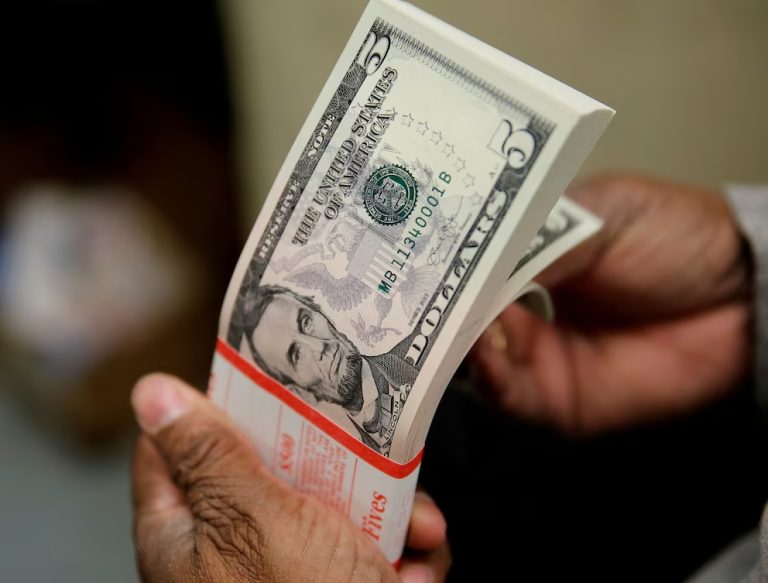 Cuáles son las 3 medidas que tomó el Gobierno para que el dólar no cruce la barrera de los 1.300 pesos