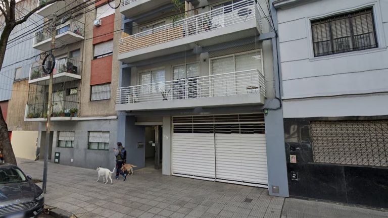 Hallaron muertos a una mujer surcoreana y su hijo de 13 años en un departamento de Caballito