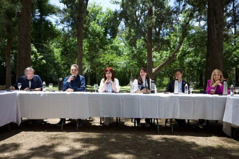 Secretos del traumático cierre de listas del peronismo bonaerense: el apagón, la euforia camporista y la pelea que viene