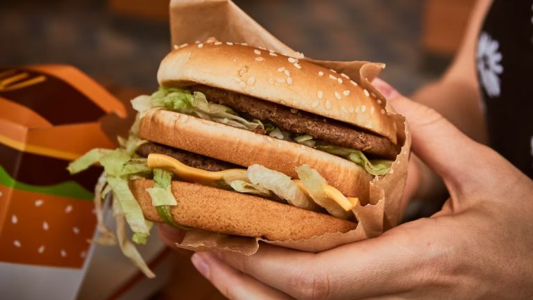 Indice Big Mac: el peso argentino dejó de ser una de las monedas más apreciadas del mundo y pasó a estar 14,6% subvaluada