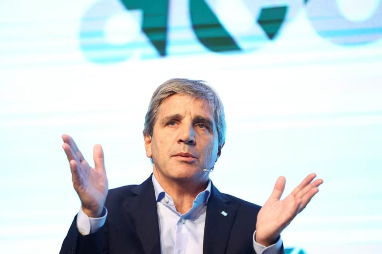 El Gobierno apuesta a que la restricción monetaria y tasas reales positivas alcancen para dominar al dólar