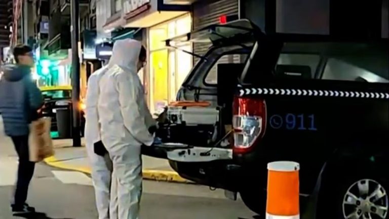 Confusa muerte en Belgrano: hallaron muerto a puñaladas a un hombre en plena avenida Cabildo y detuvieron a su mujer