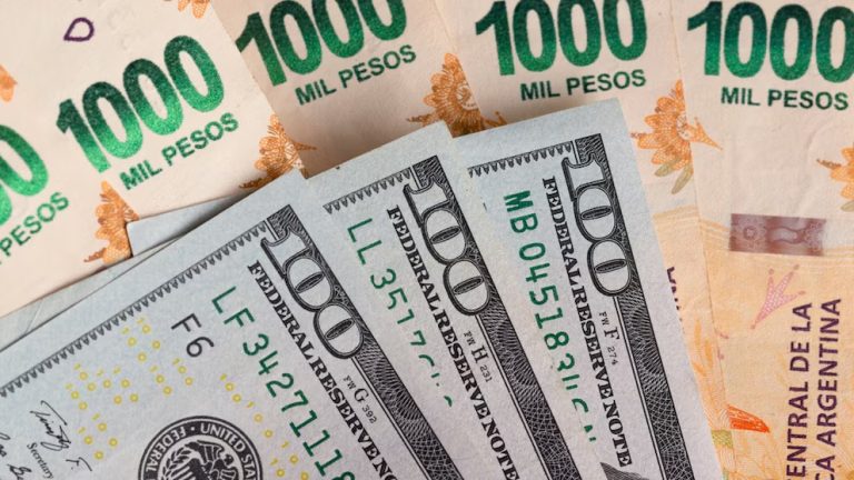 El dólar tocó los $1.300: ¿hora de comprar o de vender?