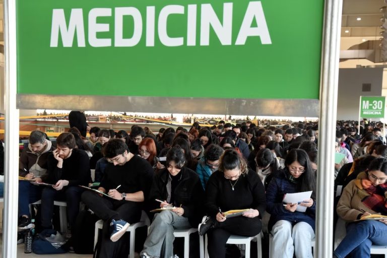 Estudié 10 horas por día, saqué 89 y tengo que rendir otra vez”: el relato de un postulante que debe repetir el examen de residencias médicas