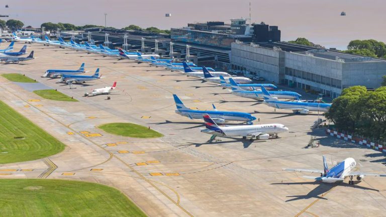 Paro de controladores aéreos en vacaciones de invierno: en qué días y horarios se verán afectados los vuelos